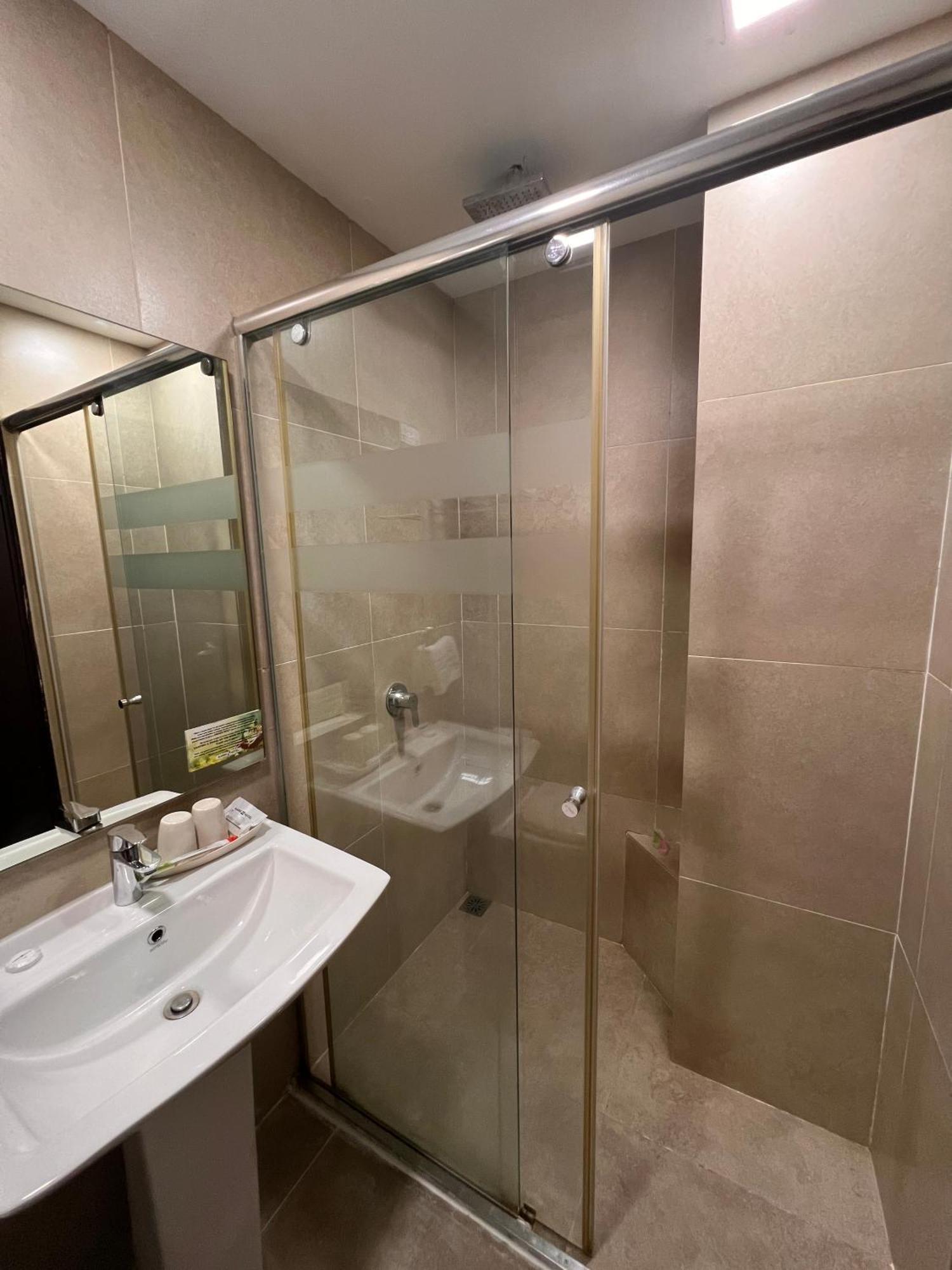 Ajang Hotel Miri Extérieur photo