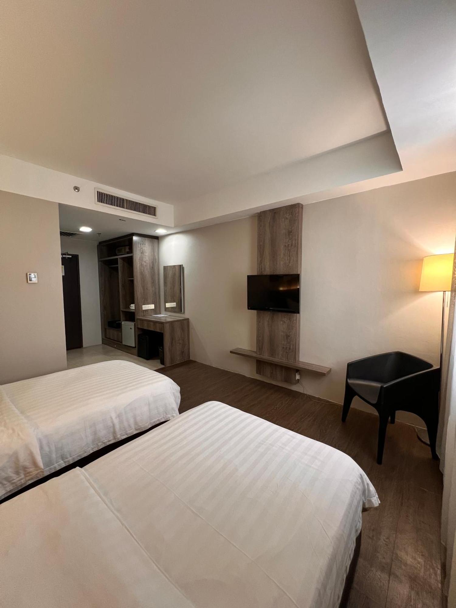 Ajang Hotel Miri Extérieur photo